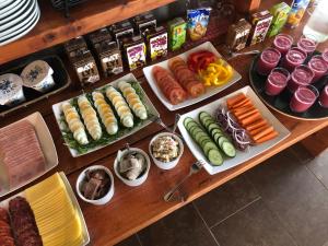 Makanan di atau berdekatan rumah tamu ini