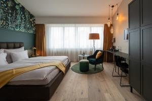 Postel nebo postele na pokoji v ubytování Hotel Schweizerhof Lenzerheide + 37 fotografií