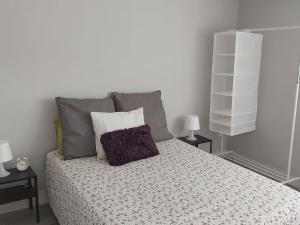 um quarto com uma cama grande e 2 mesas de cabeceira em Apartamento playa sada em Sada