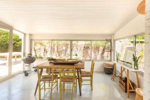 Un comedor con mesa y sillas de madera. en Tranquility, en Cape St. Francis