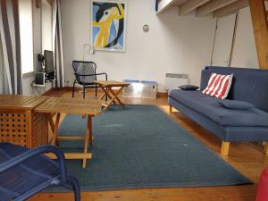 勒帕萊的住宿－Maison Le Palais, 4 pièces, 3 personnes - FR-1-418-108，客厅配有蓝色的沙发和桌子