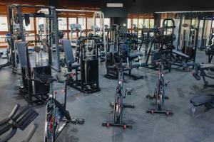 - une salle de sport avec un groupe de vélos et de poids dans l'établissement Transamerica Comandatuba - All Inclusive Resort, à Ilha de Comandatuba