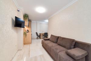 - un salon avec un canapé et une table dans l'établissement Deluxe and Central Garden Apartment, à Varna
