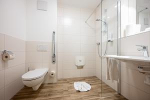 a bathroom with a toilet and a sink at Hotel Gasthof Klause Dependance 2 in Reutte