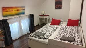een kamer met 2 bedden en een tafel met een raam bij TERÉZ 5bedroom Central Apartment with AC in Boedapest