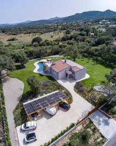 una vista aérea de una casa con un conjunto solar en Villa Golden Root Real Estate, en San Teodoro