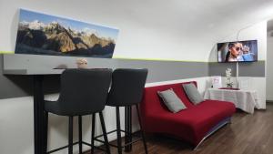 un bancone con un divano rosso e una sedia rossa di TERÉZ 5bedroom Central Apartment with AC a Budapest