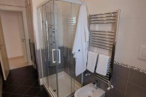 een badkamer met een douche, een toilet en een wastafel bij Casa vacanze Margherita in Barletta