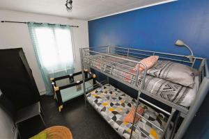 Les Cimes في بانيير-دوبيغور: غرفة صغيرة مع سرير بطابقين وجدار أزرق