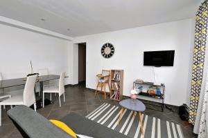 Les Cimes في بانيير-دوبيغور: غرفة معيشة مع أريكة وطاولة