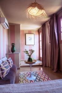 ein Wohnzimmer mit einem Sofa und einem Tisch in der Unterkunft Riad 117 in Marrakesch