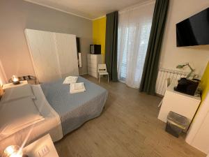 una camera d'albergo con letto e TV di My Bnb Pisa a Pisa