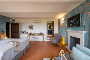 um quarto com uma cama e uma sala de estar em Braida Wine Resort em Rocchetta Tanaro