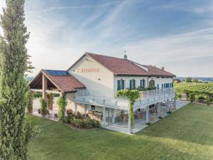 een luchtzicht op een huis met een tuin bij Braida Wine Resort in Rocchetta Tanaro