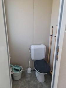 een kleine badkamer met een toilet in een stal bij Mobil-home Magnolia 300m de la plage Ambleteuse in Ambleteuse