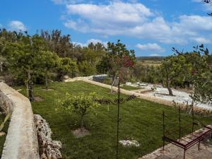Blick auf einen Garten mit Bäumen und Gras in der Unterkunft MMiriusa in Noto