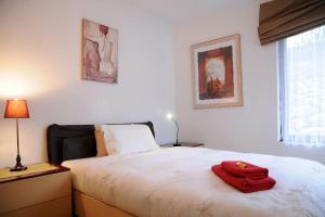 Un dormitorio con una cama con una toalla roja. en Killarney , Ring of Kerry 2 Bed Apartment 2 Bathrooms en Killarney