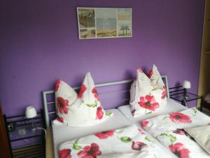 クラウスタール・ツェラーフェルトにあるHaus Brockenblickの紫の壁のベッドルーム1室(ベッド2台付)