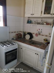 a small kitchen with a stove and a sink at Appartement médina Salé in Salé