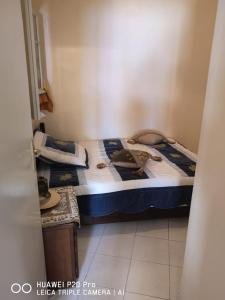 a small bedroom with two beds and a table at Appartement médina Salé in Sale