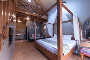 מיטה או מיטות קומותיים בחדר ב-心享庭園民宿 Wishes B&B