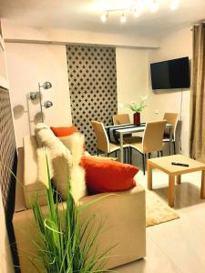 ein Wohnzimmer mit Sofa und Tisch in der Unterkunft Modern apartment in Las Americas, LK520 with pool close to the ocean in Playa de las Americas