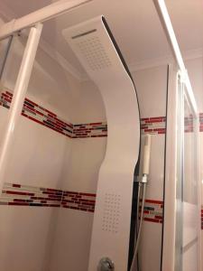 eine Dusche mit Glastür im Badezimmer in der Unterkunft Modern apartment in Las Americas, LK520 with pool close to the ocean in Playa de las Americas