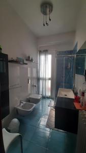 uma casa de banho com 2 lavatórios e 2 WC em Luna Rossa Rooms em Cagliari