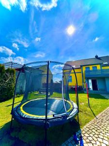pusta trampolina w ogrodzie z basenem w obiekcie Fewo Klöppel Auersbergblick w mieście Eibenstock