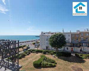 een balkon met uitzicht op de oceaan bij Ideal Weekly and Short Stay with Seaview in Brighton by Bluehouse Shortlets in Brighton & Hove