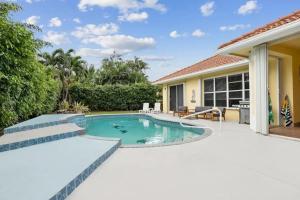 - une piscine dans l'arrière-cour d'une maison dans l'établissement Singer Island Beach Oasis: Heated Pool & 2022 Renovations, à West Palm Beach