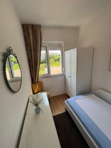 Posteľ alebo postele v izbe v ubytovaní Apartment in Banjol with balcony, air conditioning, WiFi, dishwasher 4888-1