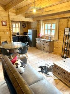 Kuchyň nebo kuchyňský kout v ubytování Maison charmante à Fougax-et-Barrineuf