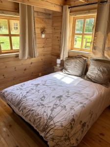 Postel nebo postele na pokoji v ubytování Maison charmante à Fougax-et-Barrineuf + 16 fotografií