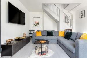 Spacious, Modern Home, Central Newquay w/ parking في نيوكواي: غرفة معيشة مع أريكة وتلفزيون