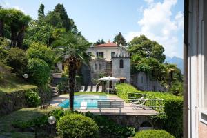 una finca con piscina y palmeras en villa rosa, en Baveno