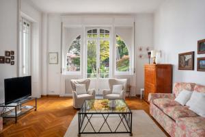 - un salon avec un canapé et une table dans l'établissement villa rosa, à Baveno