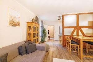 uma sala de estar com um sofá e uma mesa em Ferienappartements Stralsund em Stralsund