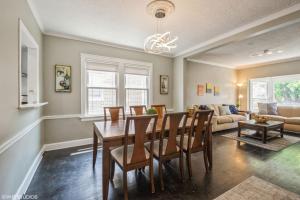 uma sala de jantar e sala de estar com mesa e cadeiras em A terrific house for a large group. em Chicago