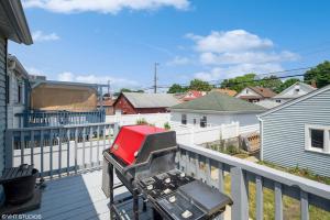 een barbecue op het balkon van een huis bij A terrific house for a large group. in Chicago