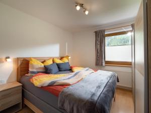 Schlafzimmer mit einem großen Bett und einem Fenster in der Unterkunft Appartement Elisabeth in Ramsau im Zillertal