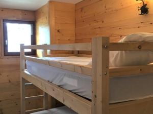 1 Schlafzimmer mit 2 Etagenbetten in einem Blockhaus in der Unterkunft Appartement Le Grand-Bornand, 2 pièces, 4 personnes - FR-1-467-36 in Le Grand-Bornand