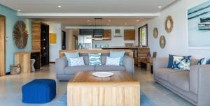 Sala de estar con 2 sofás y mesa en Blue Ocean Suites & Apartments, en Trou d'Eau Douce