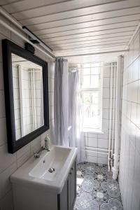un bagno con lavandino, specchio e finestra di BO GODT I SKAGEN.DK a Skagen