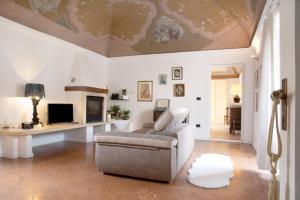 a living room with a couch and a tv at Dimora Ettore - Lago Maggiore in Casalzuigno