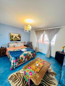 Un dormitorio con una cama y una mesa. en Kabatukila Pousada, en Natal