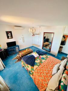 una camera con un grande letto e uno specchio di Kabatukila Pousada a Natal
