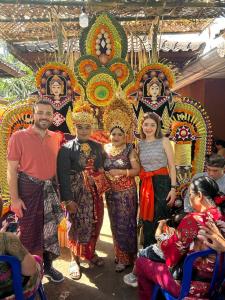 een groep mensen die voor een display staan bij Sawitri Anandhita Luxury Villas in Ubud
