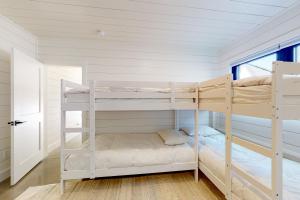 מיטה או מיטות קומותיים בחדר ב-Fjallstuga