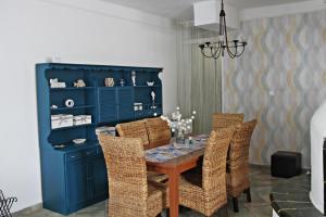 comedor con mesa azul y sillas en Bajcsyház Apartman, en Keszthely